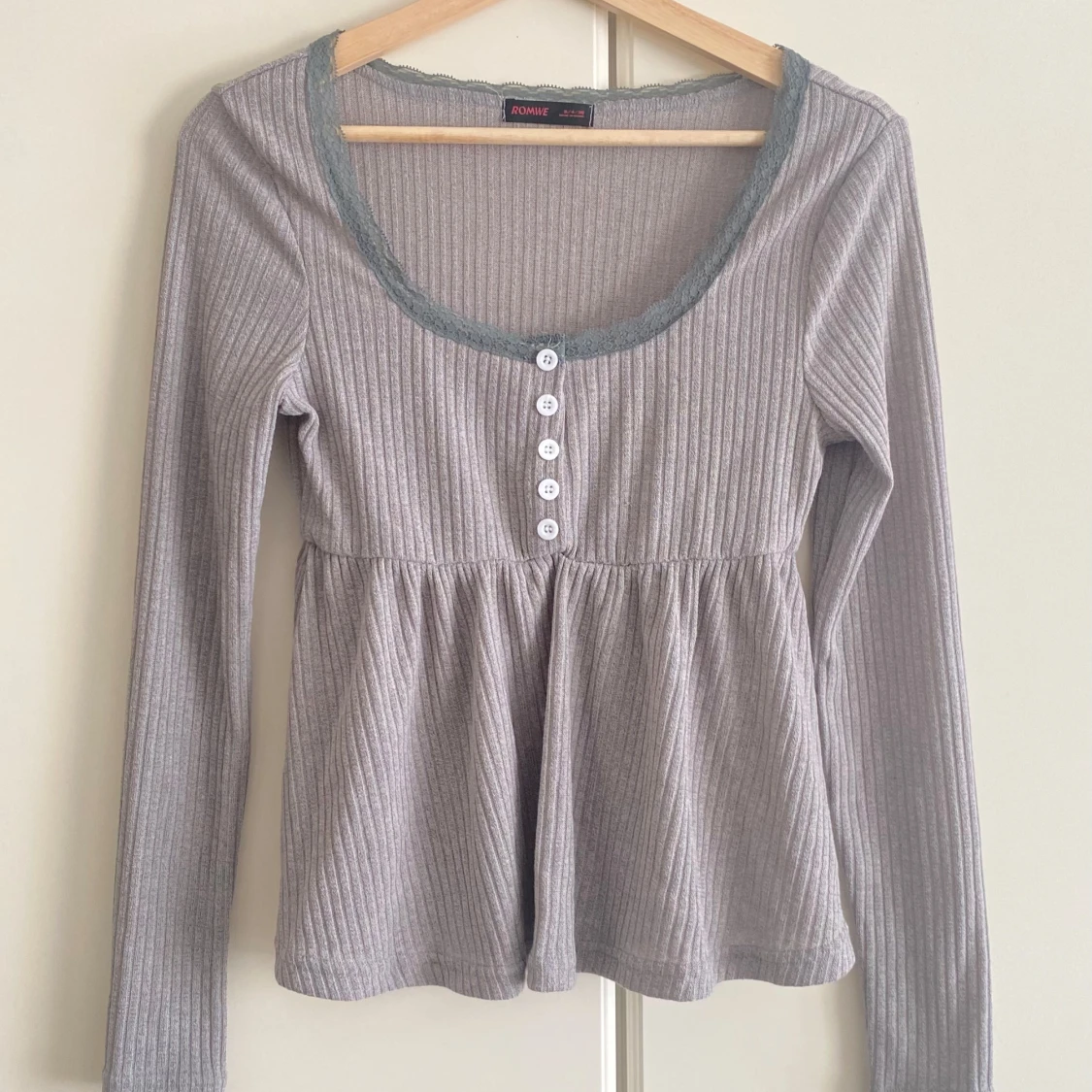 Ljusgrå ribbad blus från Romwe - 2