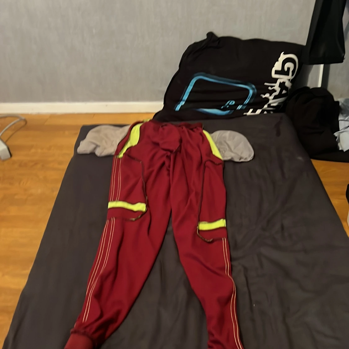 Vinröda mjukisbyxor med gula detaljer