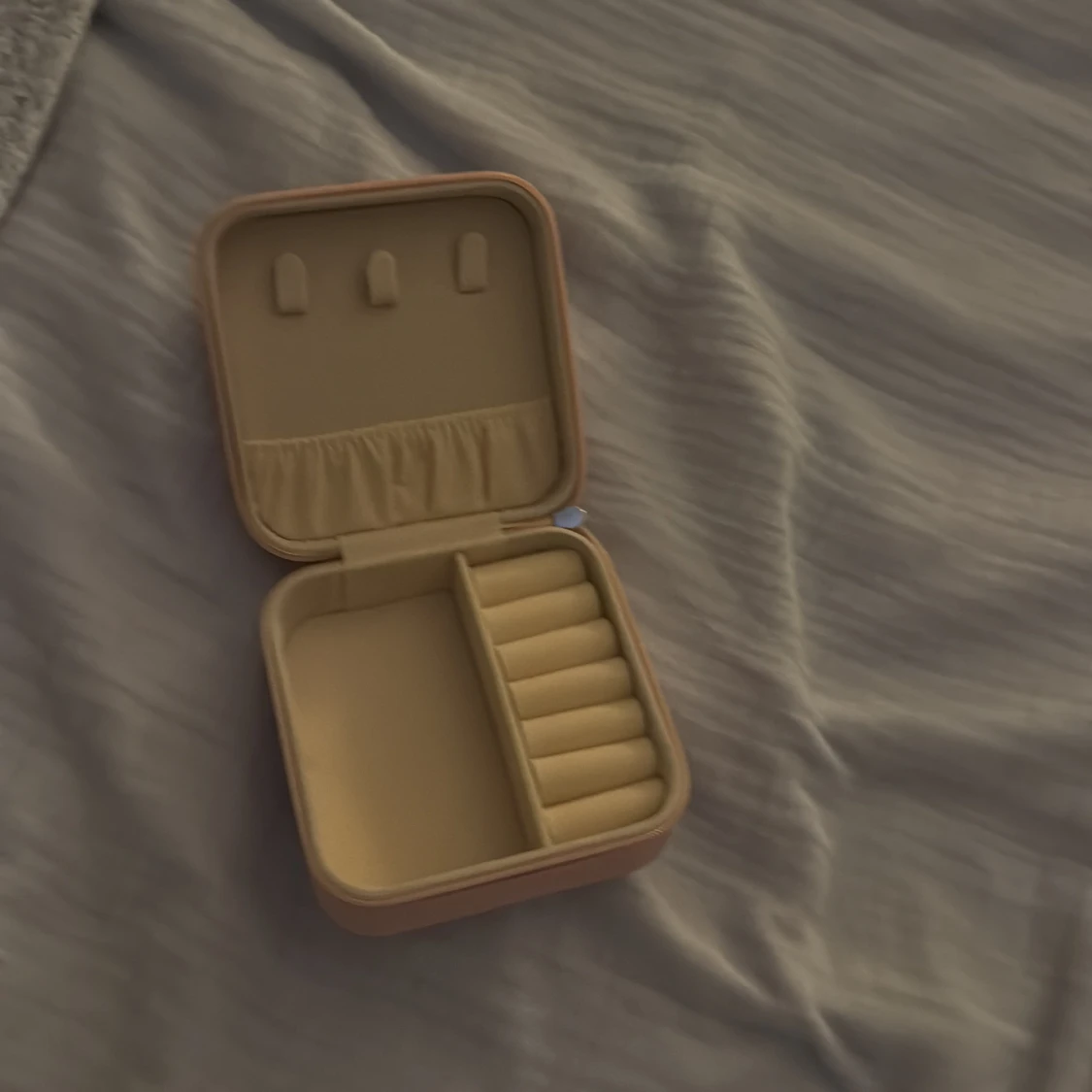 Beige smyckesask i skinnimitation - 1