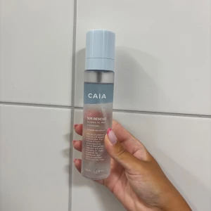 CAIA SOS Rescue Glowing Oil Mist - SOS Rescue Glowing Oil Mist ger glow och innehåller aktiva ingredienser som hyaluronsyra och niacinamid. Perfekt att spraya över ansiktet för extra lyster.