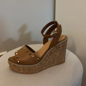 Klackskor  - Mycket fina och utstickande skor i stl 38.❣️Skorna är tyvärr för små för mig, men de är mycket fina. 😩 Skorna kommer ifrån Ellos, men köpte dessa secoundhand.☺️❣️