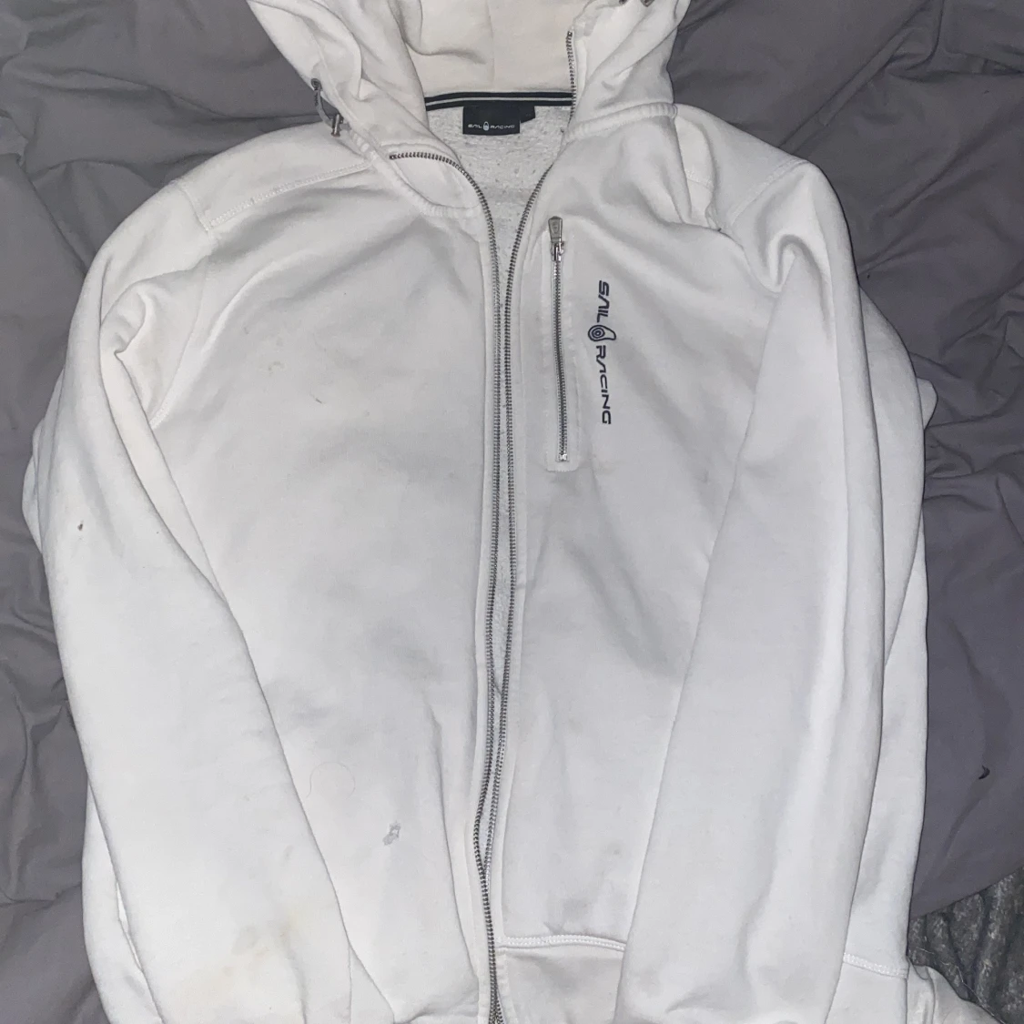 Vit hoodie från Sail Racing med dragkedja