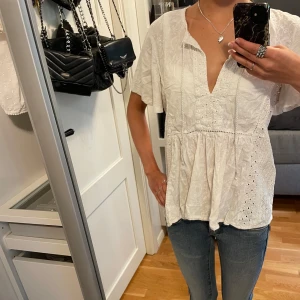 Odd Molly blus - Supersöt vit blus från Odd Molly med v-ringning, broderade detaljer och en lätt volang nedtill. Storlek (2) men passar XS-M! 