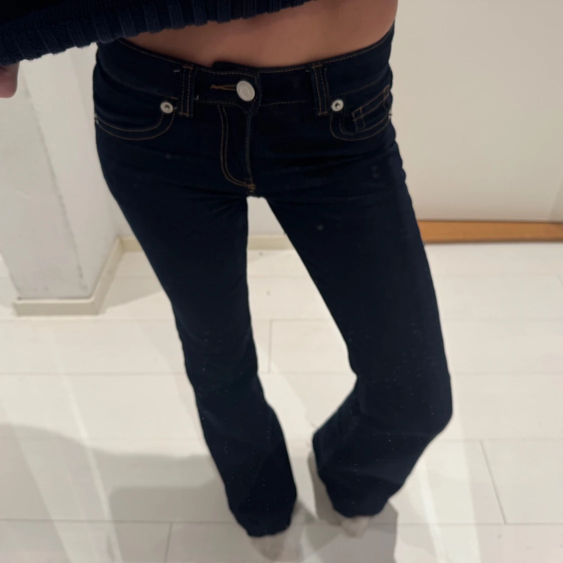 Mörkblå bootcut jeans med låg midja - 2