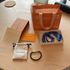Louis Vuitton svart armband - Stilrent svart armband från Louis Vuitton med silverfärgat spänne som har ingraverade detaljer. Kommer med originalpåse, ask och tillbehör. Pris går att diskuteras vid snabb affär! Hör av er vid frågor!🤗