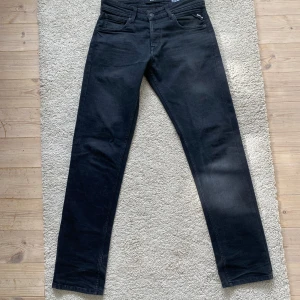 Replay Grover svarta jeans (nyskick!) - Säljer ett par svarta Replay grover (NY PRIS RUNT 1300kr)som är använda 2 gånger pga dom blev för blev för små! Dom är i ny skick och har inga skavanker. Vid frågor eller intresse är de bara att höra av er! 