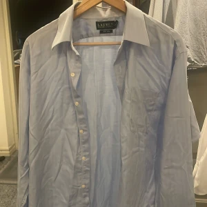 Ljusblå skjorta från Lauren Ralph Lauren - Klassisk ljusblå skjorta från Lauren Ralph Lauren .