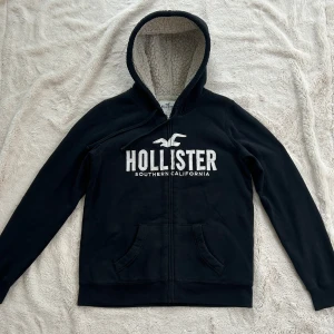 Hollister zip (HERR) - En zip från Hollister i storlek M. Tröjan bedöms vara i väldigt fint skick. Jag skickar ditt köp inom 24h. Se liknande zip i min profil! G1