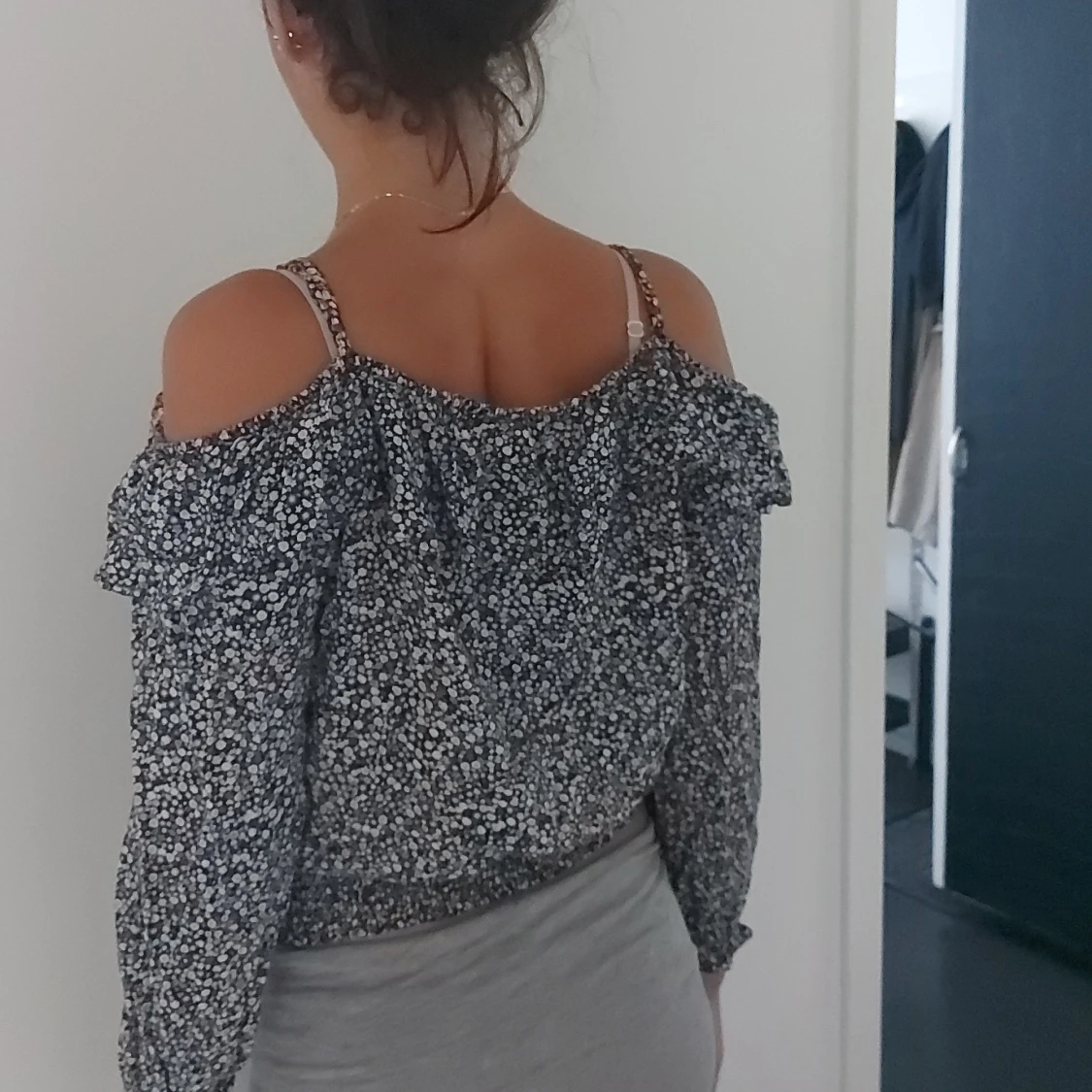 Svartvit blommig offshoulder blus - 1