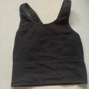 Jättesöt sporttopp!  - En jättegullig ribbad sporttopp från H&M! Den är bekväm att träna i, men jag tränar inte så ofta och den har inte kommit till användning tyvärr😒 så därför säljer jag den för mycket bättre pris än den är köpt för! 🩷
