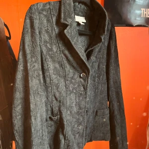 Tunn svart jacka - Väldigt fin tunn och svart jacka/kofta. Mycket fint mönster och är i storlek S ungefär! Väldigt bra skick.