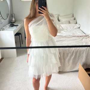 Oanvänd By Malina klänning - Oanvänd klänning från Malina, endast testad och alla lappar sitter kvar. Nypris 3500kr men för tillfället slut på hemsidan!