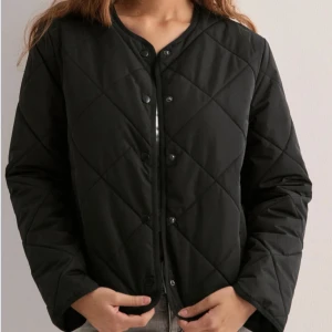 Svart quiltad pufferjacka - Säljer denna jacka för köpte fel storlek. Liten i storleken så passar en som har M. Prislappen sitter kvar, aldrig använd!