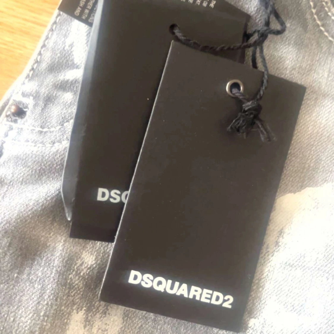 Grå Dsquared2 jeans med slitningar  - 2