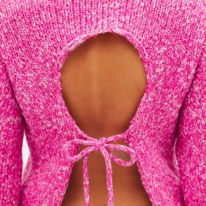 Rosa stickad tröja med öppen rygg - Superfin rosa stickad tröja med melerat mönster och croppad passform. Tröjan har långärmade ballongärmar och en snygg öppen rygg med snörning som knyts baktill. Perfekt statement-piece för dig som vill sticka ut.