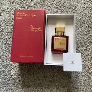 Maison Francis Kurkdjian – Baccarat Rouge 540  - Maison Francis Kurkdjian – Baccarat Rouge 540 (70 ml) 💎🔥 En av världens mest eftertraktade parfymer! Baccarat Rouge 540 är en lyxig unisexdoft med noter av saffran, amberwood och jasmin – intensiv, sensuell och oförglömlig ✨🌹 Perfekt för kvällar eller när du vill sticka ut.  • Storlek: 70 ml • Skick: Oanvänd, i originalförpackning • Nypris: ca 3500 kr 💸  💡 Köpt från privatperson. Tidigare ägare visade kvitto och sa att den är äkta, men jag kan inte garantera det till 100 % – därav det låga prise