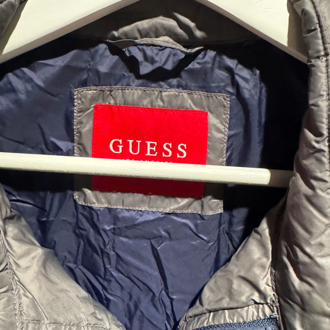 Grå quiltad pufferjacka från Guess - 1