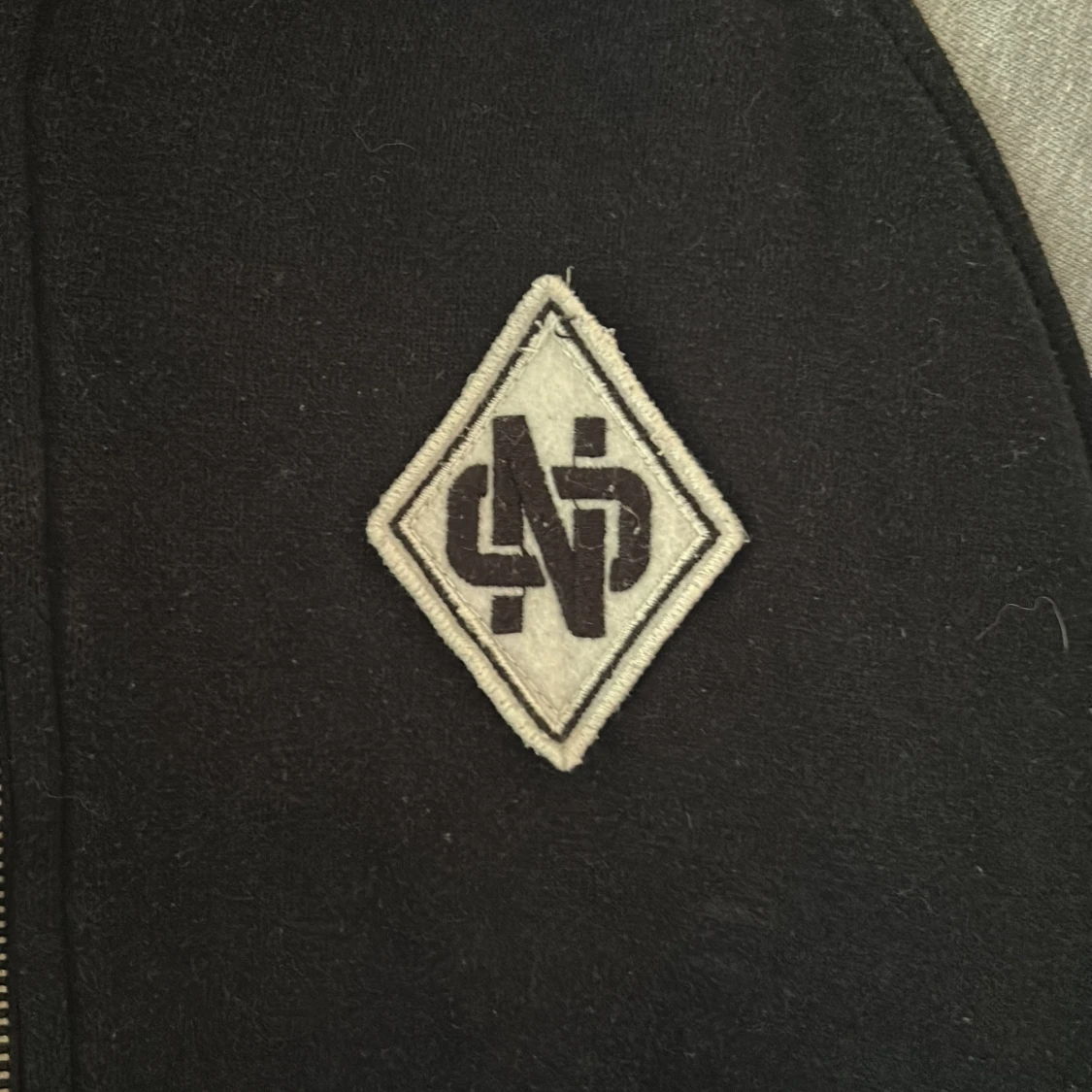 Svart och grå bomberjacka med emblem - 3