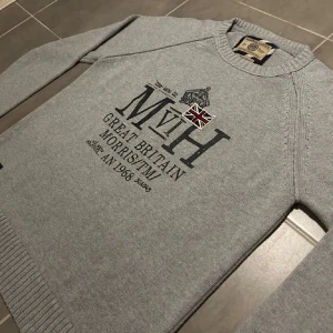 Grå stickad tröja Morris - Tja, säljer en snygg stickad Morris tröja i utmärkt skick! Nästan aldrig använd då den är lite för stor för mig! Den är i storlek M. Hör av er vid funderingar och prisförslag🤝🙌