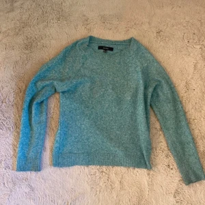 Turkos stickad tröja från Vero Moda - Mysig turkos stickad tröja från Vero Moda med rund halsringning och ribbade muddar🥰, Perfekt för lager-på-lager och chill dagar. Långärmad och i en snygg, enkel design som är lätt att matcha med jeans eller kjol💞💞