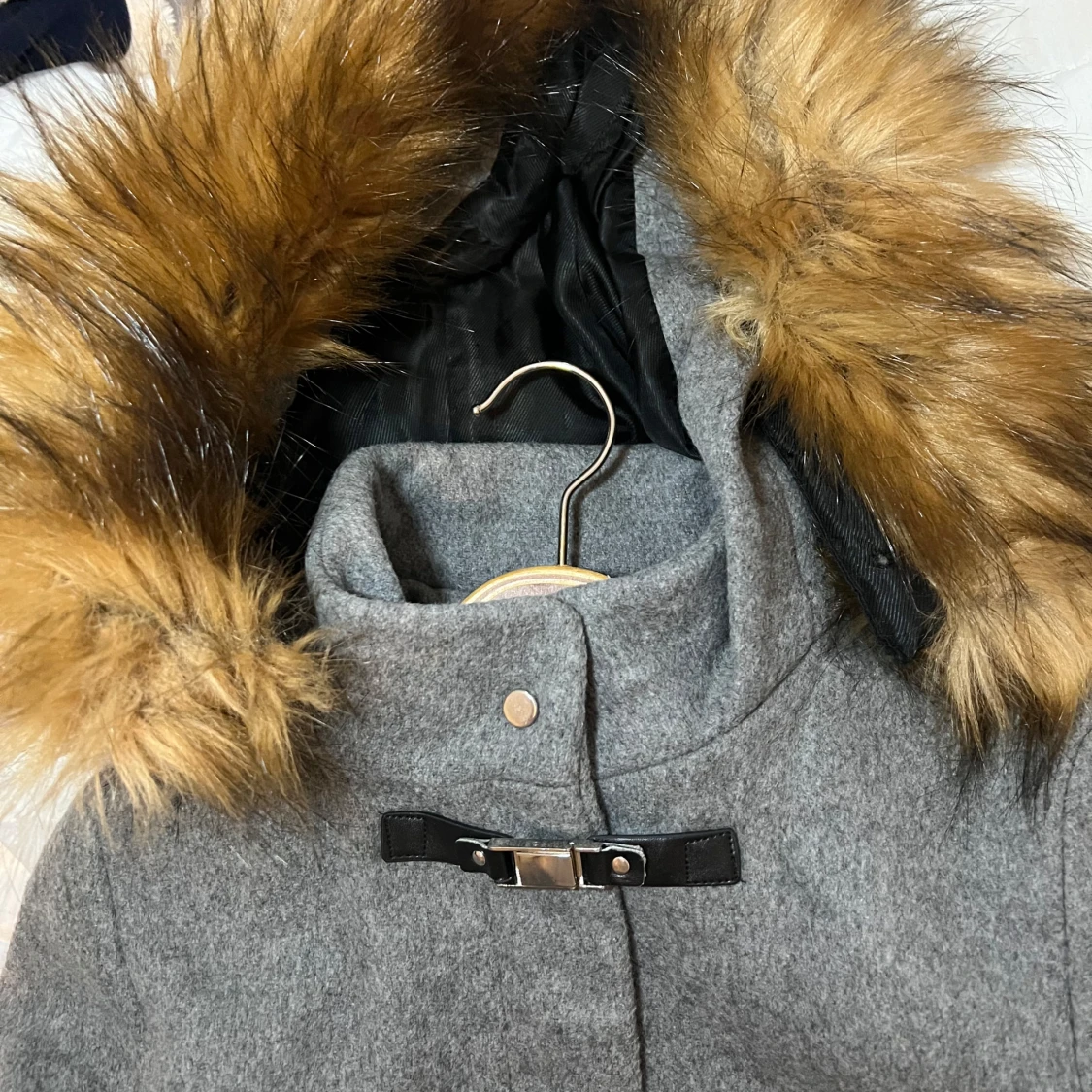 Grå kappa med fuskpäls och spännen med huva  - 2