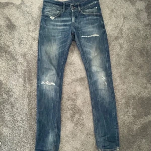 Dondup Jeans - Blåa Dondup jeans med slitningar. Storlek 29 i Dondup. Riktig snygga passar för allt