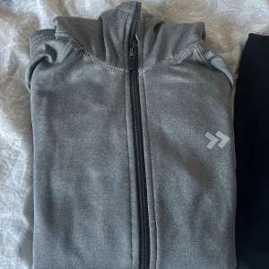 Träningsjackor - Träningsjackor som inte heller kommer till användning! 40kr/st🩷 eller alla för 100!
