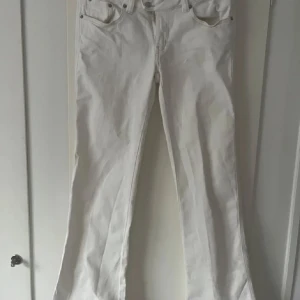 Vita jeansbyxor - Vita flare jeansbyxor.