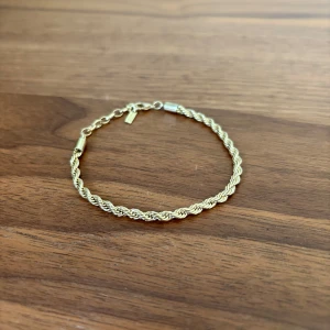 Flätat guldarmband med kedja - Snyggt armband i guld med justerbar längd. Köpt för 300 från Pilgrim😊
