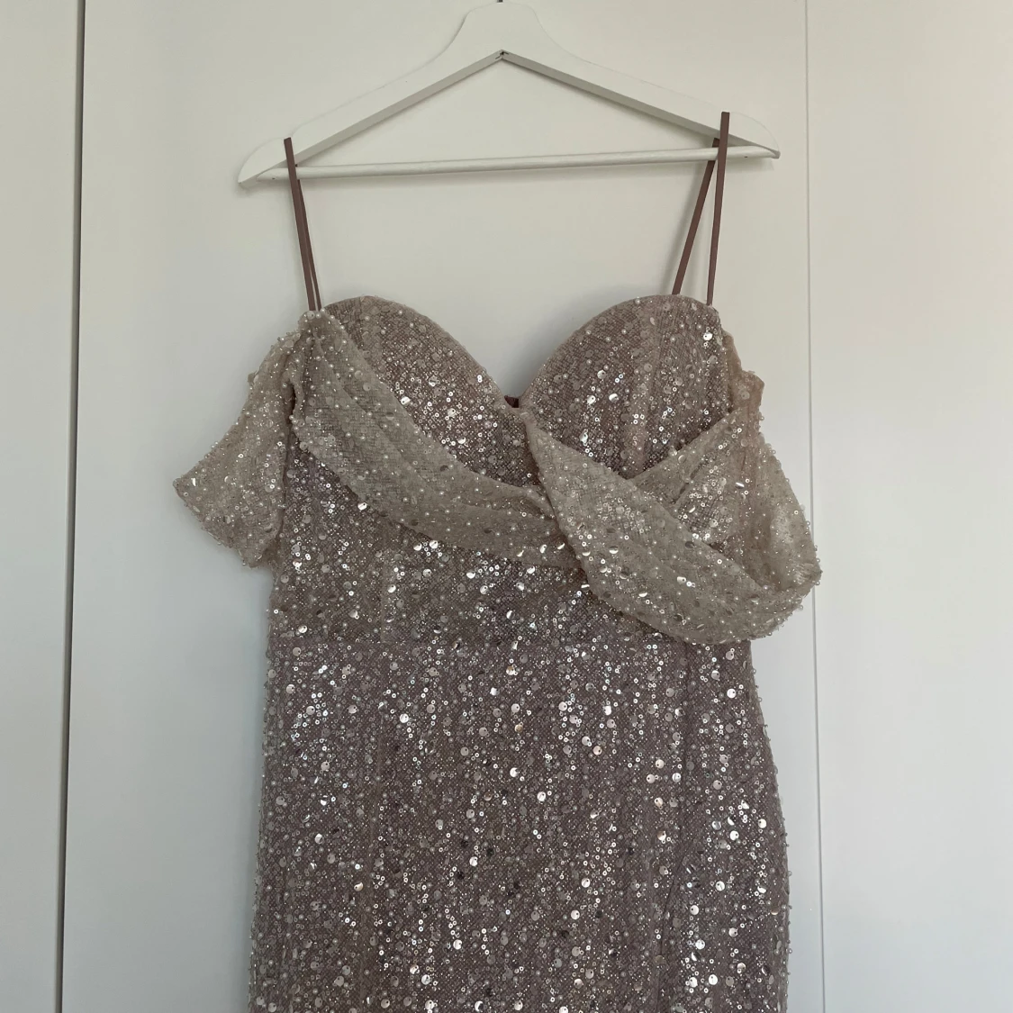 Champagnefärgad glittrig långklänning - 4