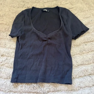 Svart basic T-shirt från - Svart basic T-shirt från bikbok använd några gånger