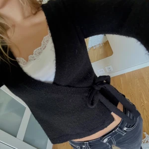 Svart omlottkofta från Gina Tricot - Säljer denna superfina svarta stickade omlottkoftan från Gina tricot. Den är i strl XS och är även premium quality💗endast använd två gånger