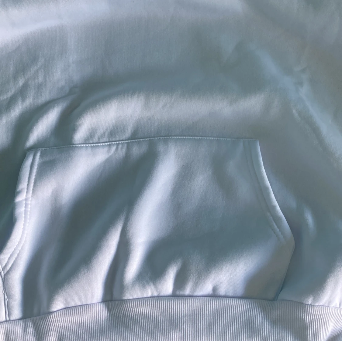 Vit hoodie med blått tryck och snörning - 4