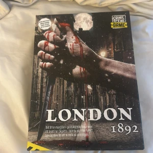 London 1892 - Kliv in i dimmiga Londons mörka gränder år 1892! Ett brott har begåtts och du måste lösa mysteriet genom att följa ledtrådar och pussel. Perfekt för dig som gillar spänning, gåtor och deckarhistorier.