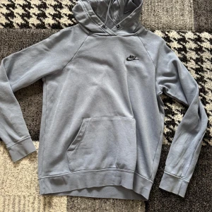 Ljusblått Nike set  - Snygg ljusblå hoodie och mjukisbyxor från Nike med svart broderad logga på bröstet. Tröjan har huva med snörning, stor magficka och långa ärmar med muddar och är i storlek M. Byxorna är i storlek S och passar mig i längden (är 1,63) Perfekt för chill dagar eller när du vill ha en enkel och stilren look.