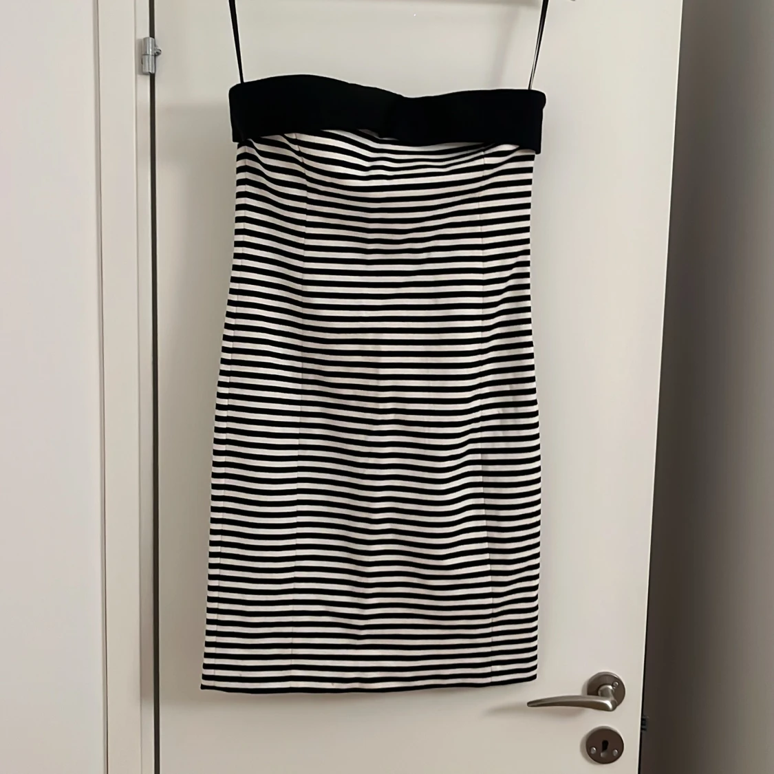 Svartvit randig kort klänning