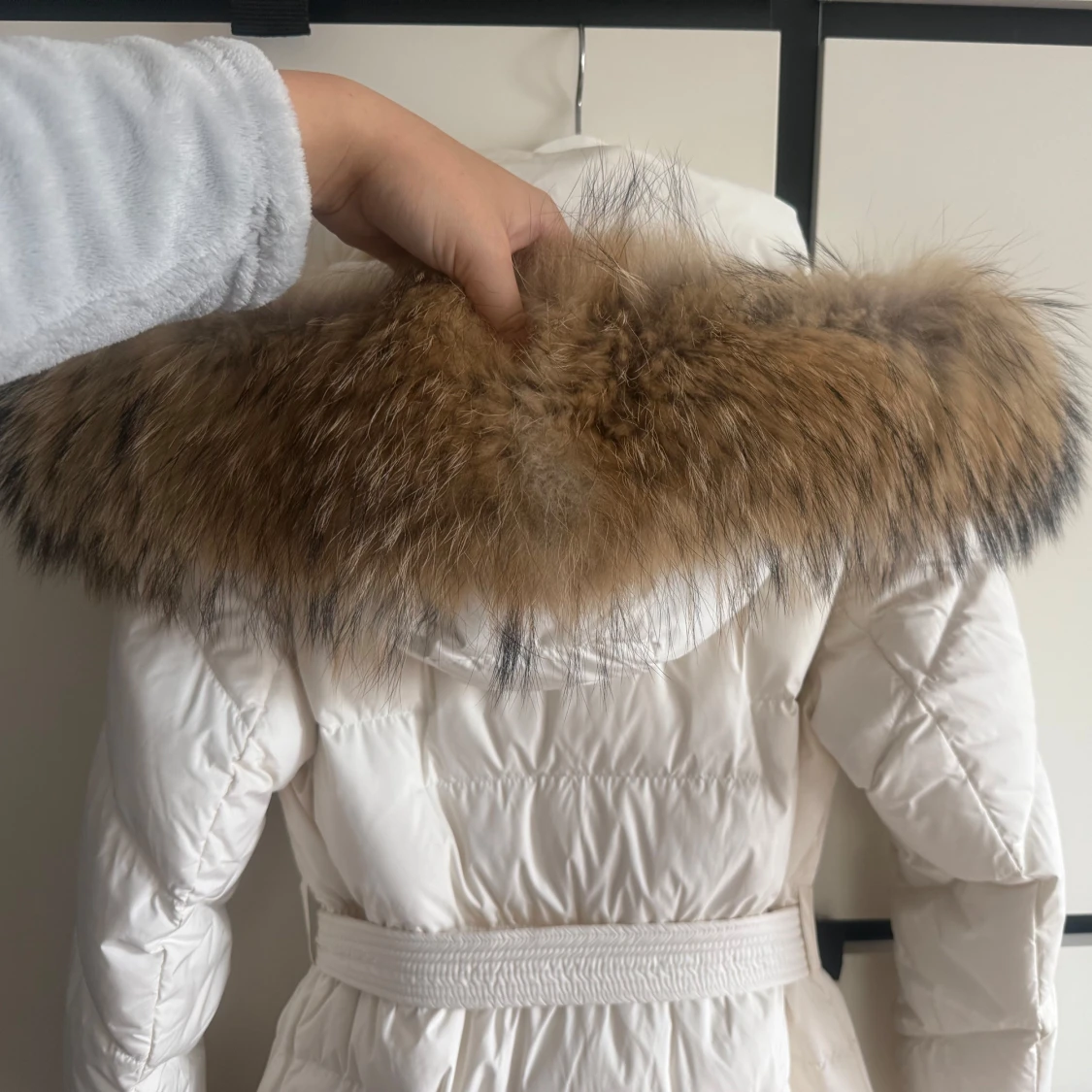 Vit lång dunjacka med pälskrage XS/S - 2