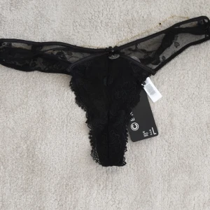 Censurerad svart spets – sexigt BDSM-, bh  85D och trosa, storlek L - Censurerad svart spets – trosa, storlek  trosor stl L 