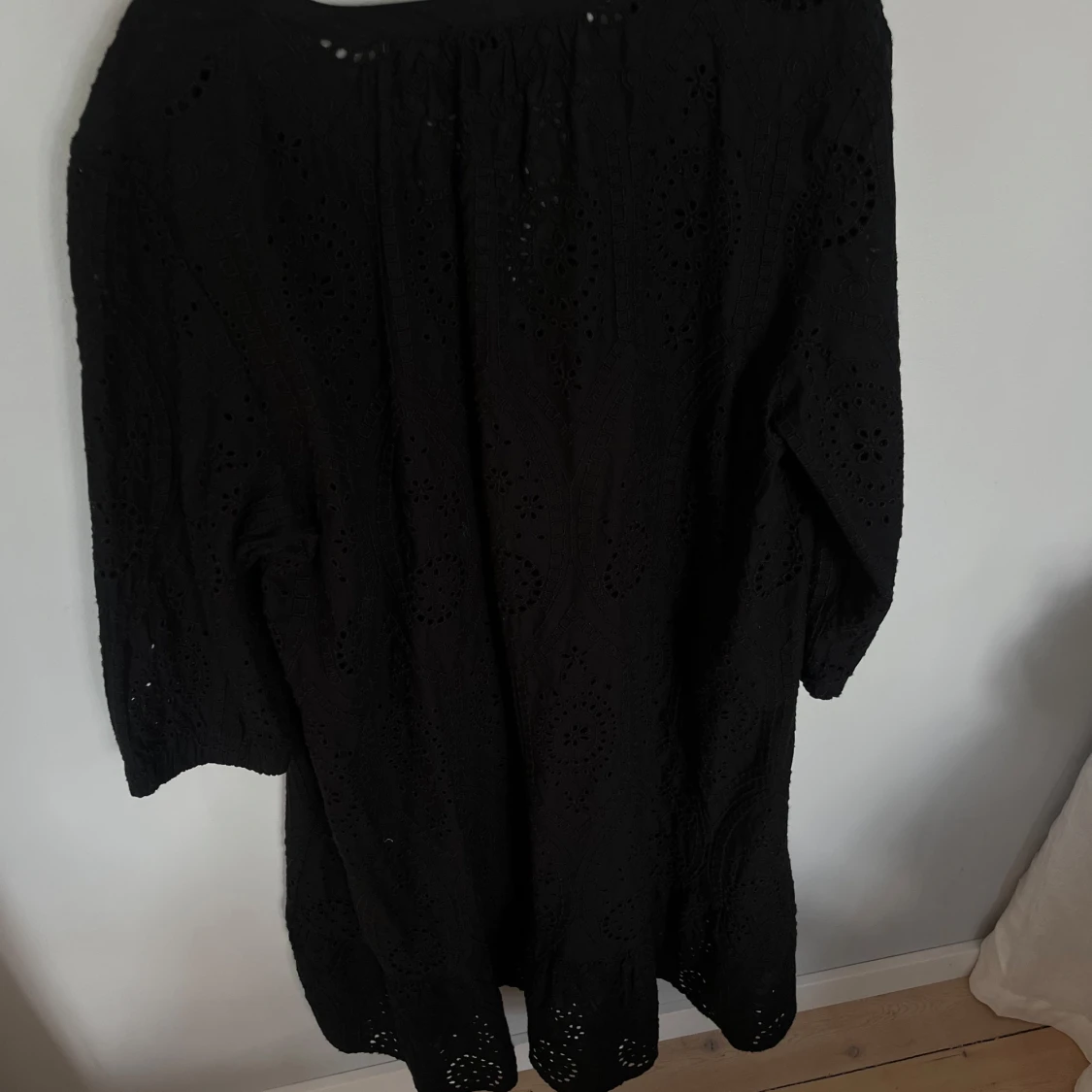 Svart broderad klänning från Lindex - 1