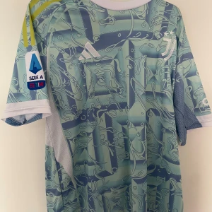 Juventus Yildiz Adidas matchtröja S - Juvuntus fotbolls tröja med unik färg. Storlek S passar även M