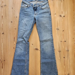 Blå gina tricot jeans - Blå lågmidjade bootcut jeans från gina tricot. Strl 36, nypris 499 kr. Säljer för 200 kr. Pris kan diskuteras hör av er om ni önskar fler bilder. Inga defekter 