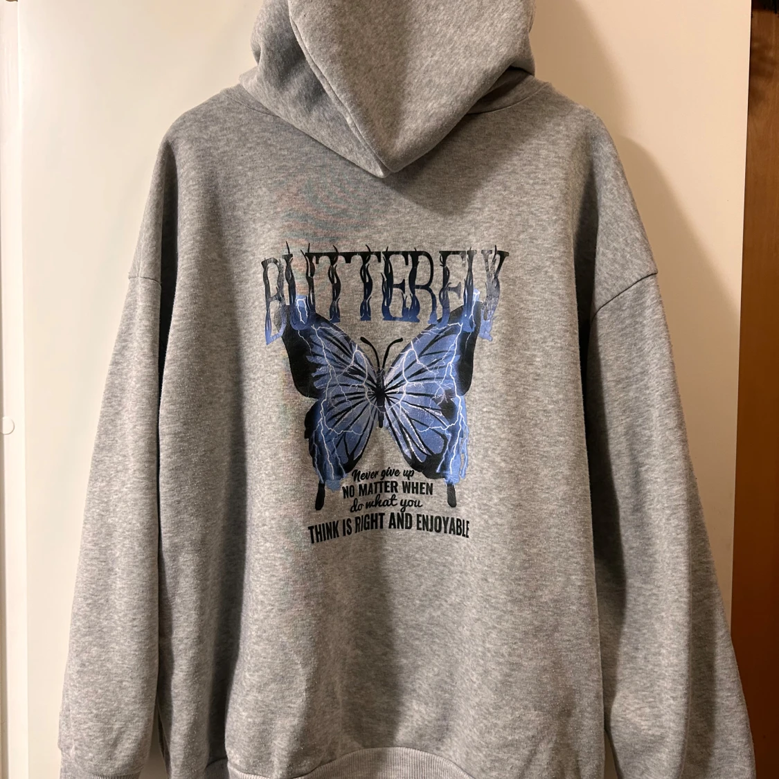 Grå hoodie med blå fjärilstryck - 1