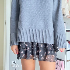 Svart blommig volangkjol bikbok - Supersöt svart volang kjol med rosa blommor❤️❤️ storlek xs men stretchiga så passar större ocksp!!