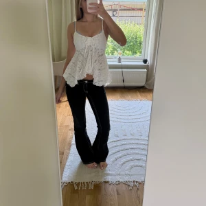 Vit spetstipp från Gina tricot - Supersöt vit spets topp från Gina tricot. Den har snören där framme som går att tajta åt och den är i strl XS💗endast använd 3 gånger