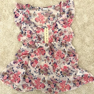 Blommig rosa blus - Säljer denna supersöta blus i blommigt mönster! I storlek 34💞💞