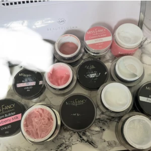 Miss Fancy gelé för naglar - Ett set med Miss Fancy builder gels i olika färger och varianter som White, Velvet Rose, Strawberry Milk och Frosty Pearl. Perfekt för nagelförlängning och design. Samt en från Luunails  Samt en super bonder som jag inte får upp locket på, den är nästan full.   1300kr för allt 