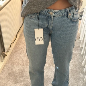 Jeans från Zara - Helt oanvända. (Jag är 160 cm för referens). Modellen är low rise och rak