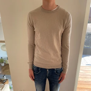 John Henric Kashmir tröja  - Säljer nu denna John Henric Kashmir tröja, skriv för fler bilder/frågor🙌🏼 