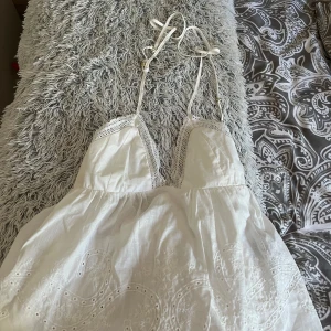 Vit topp - Jätte fin topp med prislapp på! Köpt för 180kr!