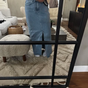 Lång jeanskjol med slits - Snygg lång jeans kjol som inte kommer till användning och inte passar.